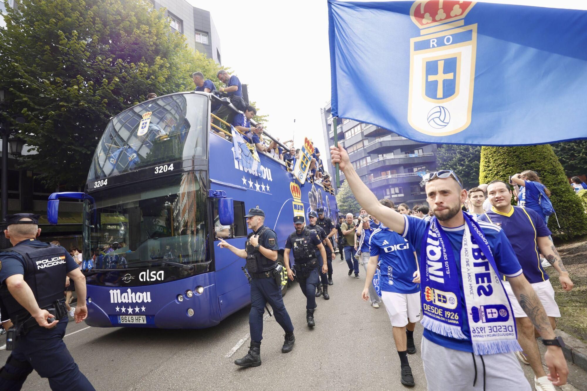 Locura azul en las calles de Oviedo para celebrar el ascenso del equipo a Primera División