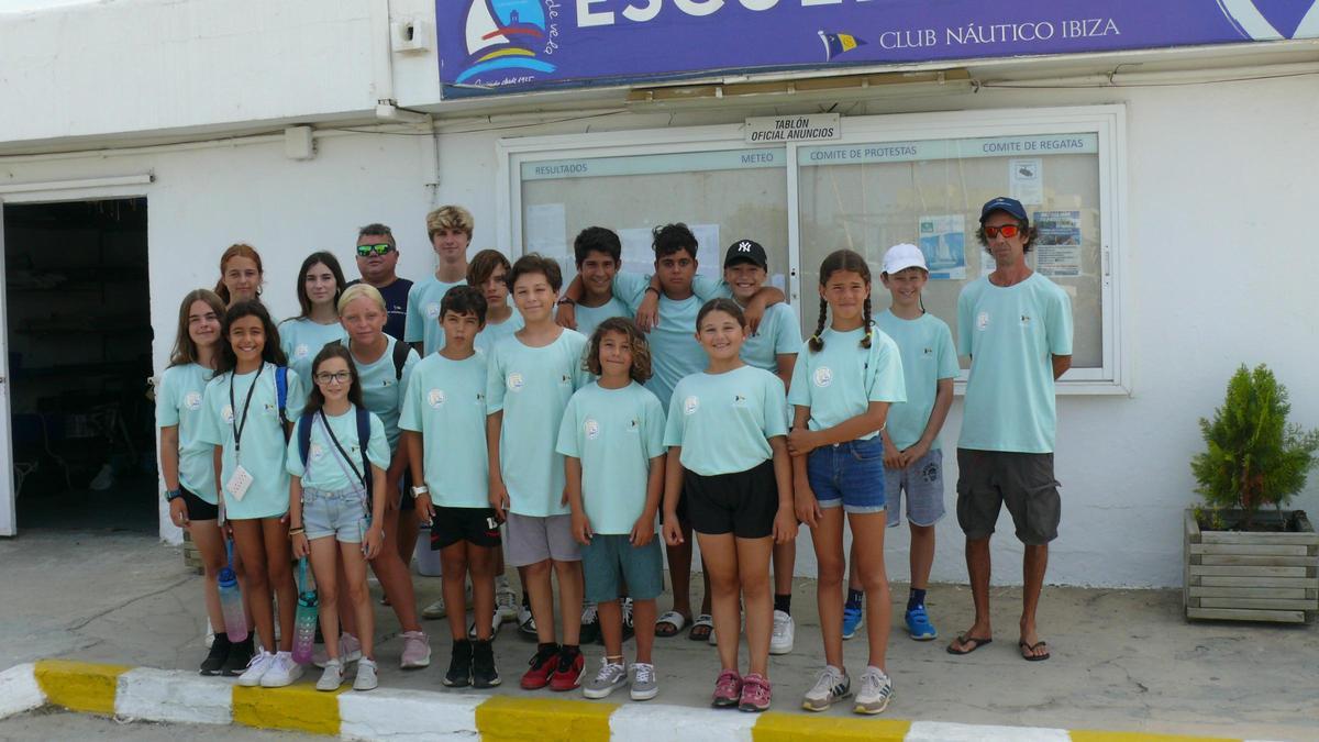Imagen de grupo de los regatistas ibicencos que tomarán parte en la competición.