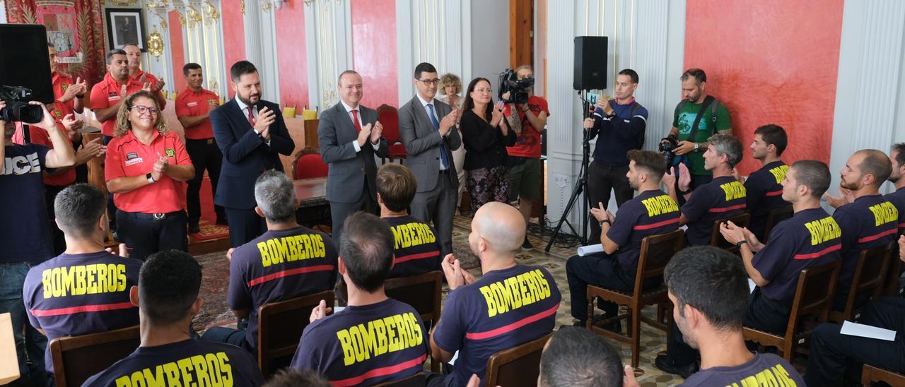 El alcalde de la ciudad, Augusto Hidalgo, y los concejales, Josué Íñiguez y Mario Regidor, en el acto oficial de la nueva promoción de bomberos en el Salón Dorado de las casas consistoriales de Santa Ana