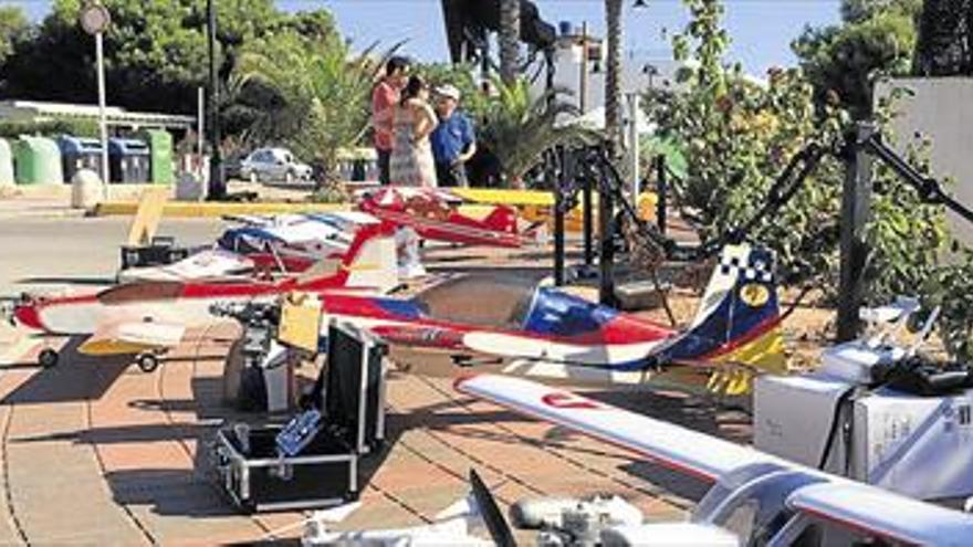 Maquetas de aviones toman la calle en Xilxes