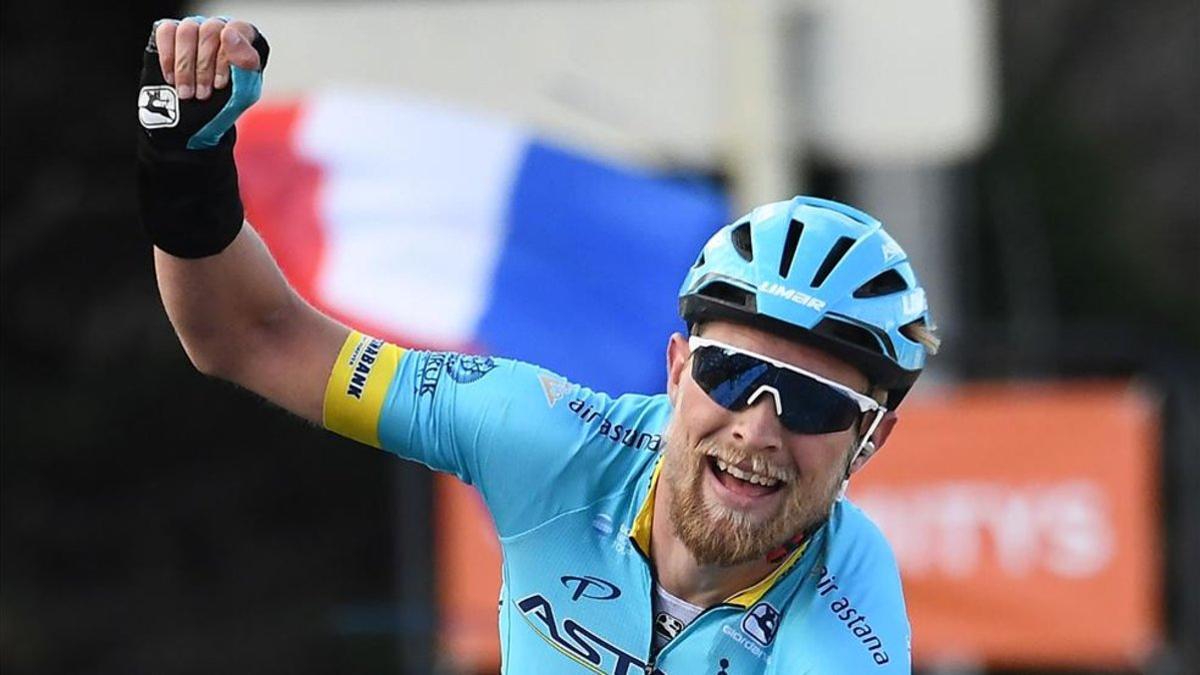 Nielsen celebra puño en alto la victoria en la cuarta etapa de la París-Niza