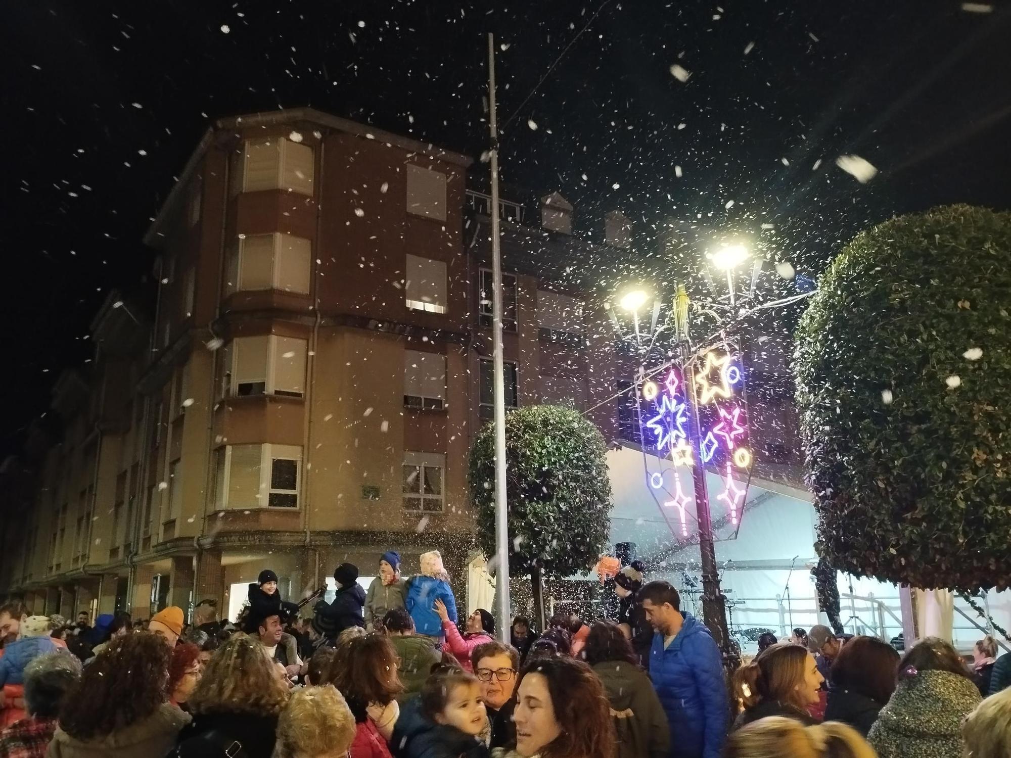 El divertido encendido del alumbrado navideño en Llanera, en imágenes