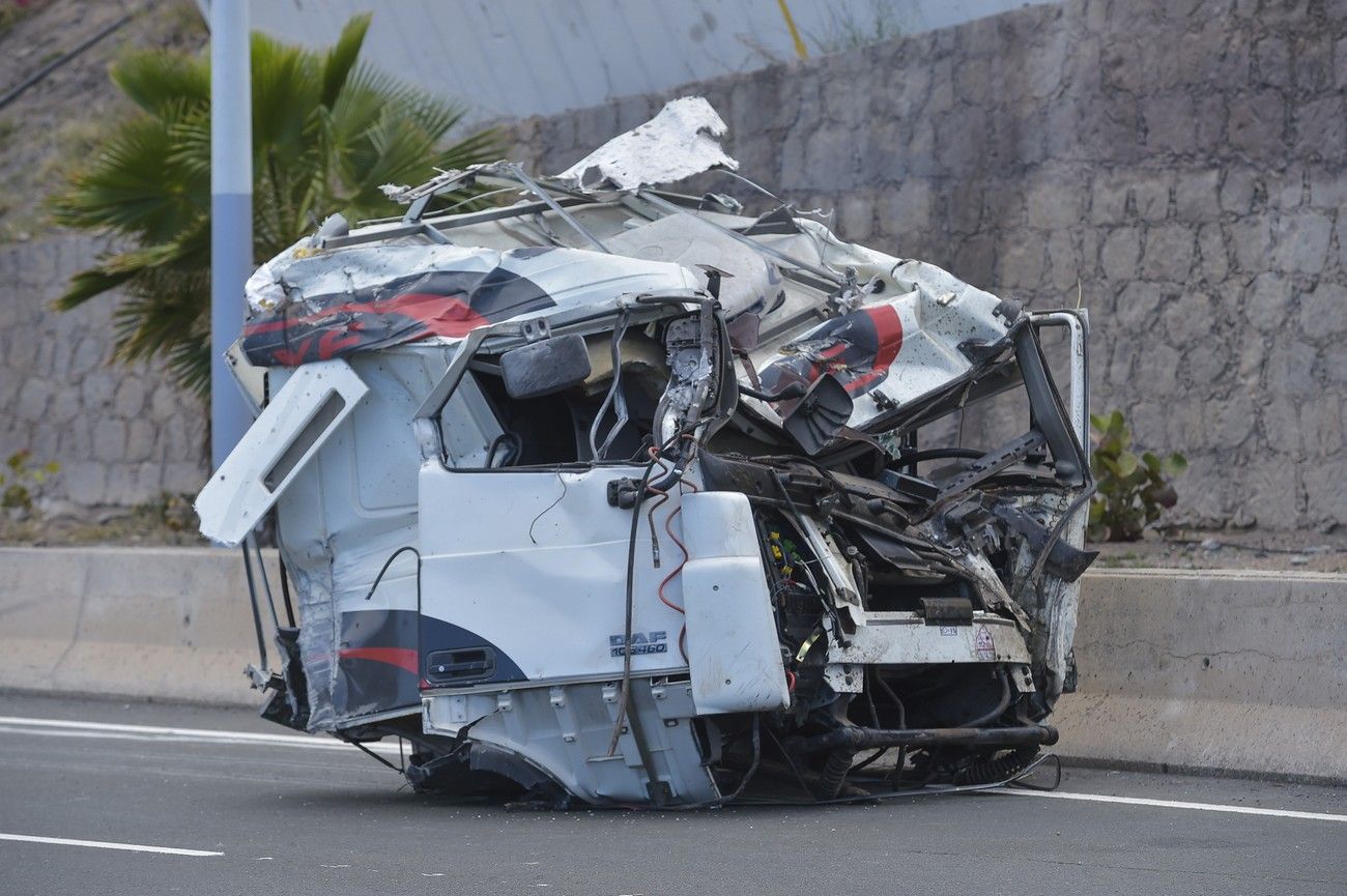 Accidente de un camión en una ladera cerca de La Laja