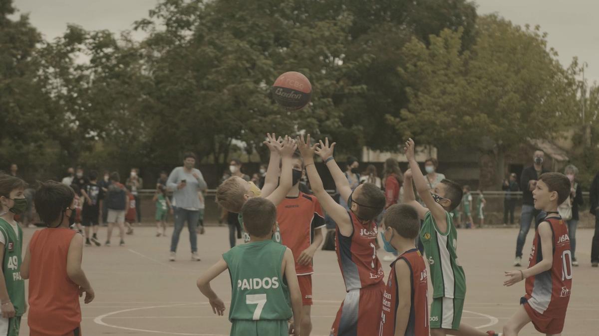 Alumnes del Paidos fent un partit de bàsquet