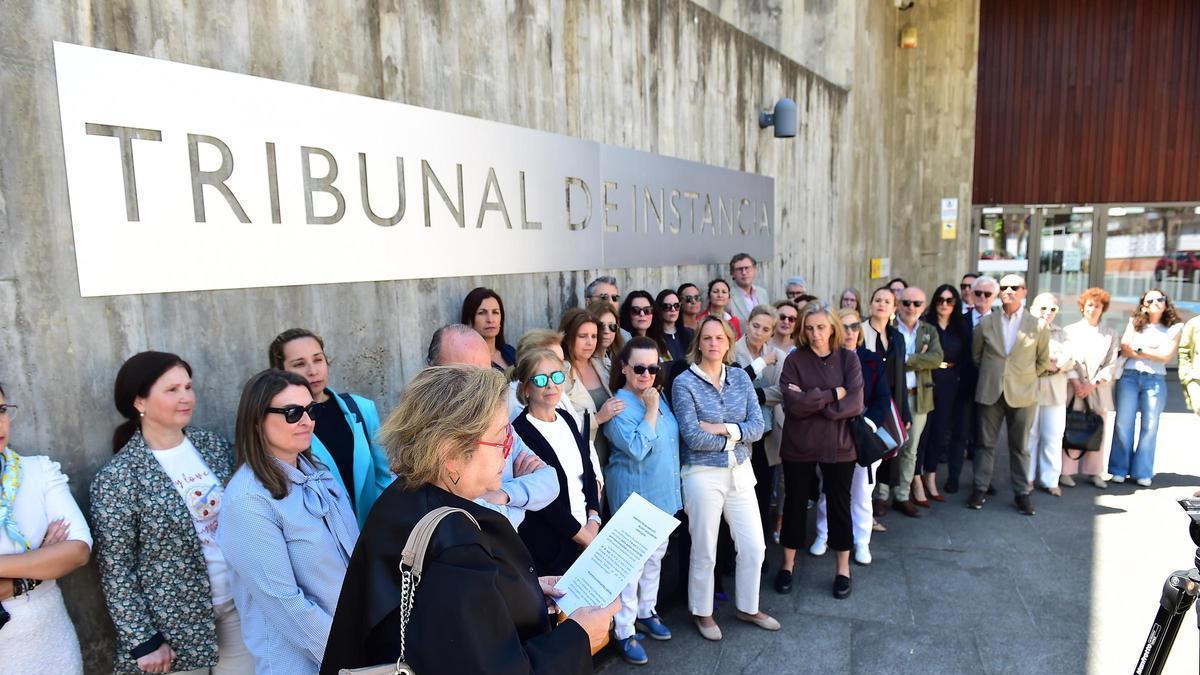 Abogados y procuradores han protestado este martes ante los juzgados de Plasencia.