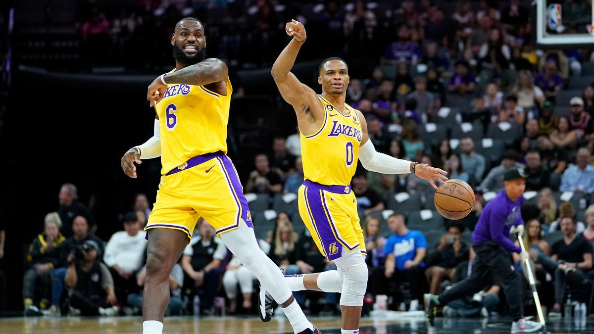 LeBron James y Russell Westbrook en un partido de la temporada pasada.