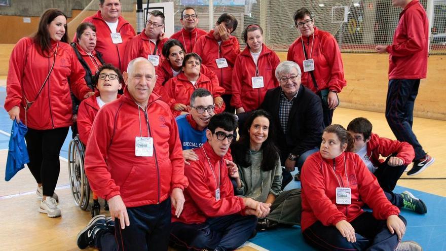 Participantes de los Xogos Autonómicos de Baloncesto Special Olympics, ayer, en el Palacio.