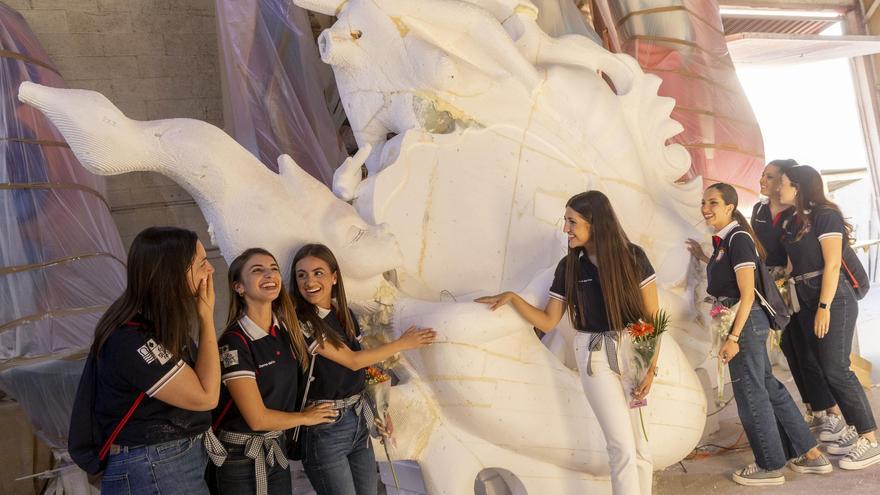 La &quot;identidad&quot; alicantina y el poder del mar se funden en la visita a las Hogueras Oficiales
