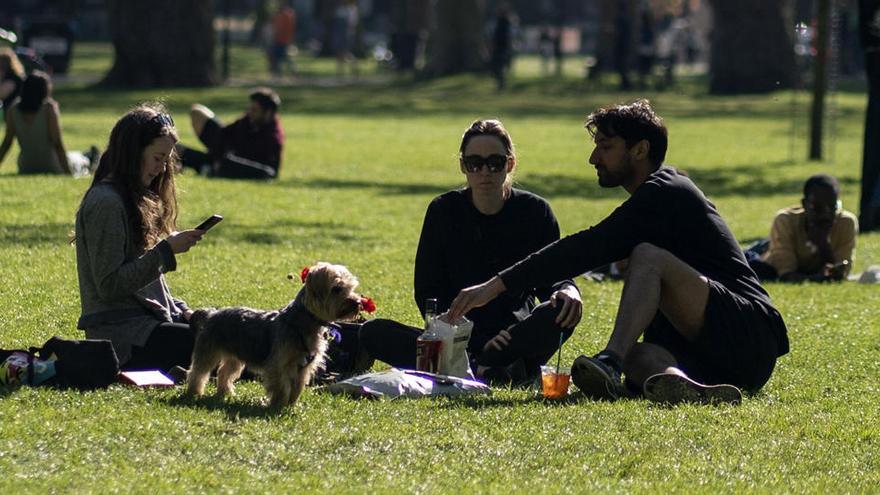 La gente disfruta del tiempo soleado en Londres.