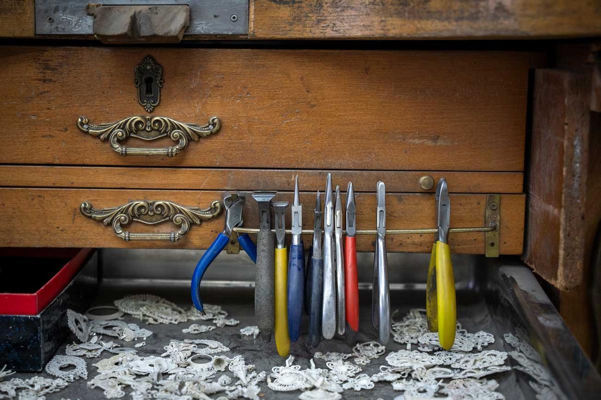 Algunos de los talleres mantienen la tradición en los mismos lugares que los antiguos gremios hicieron famosos: la praza das Praterías y la rúa da Acibechería