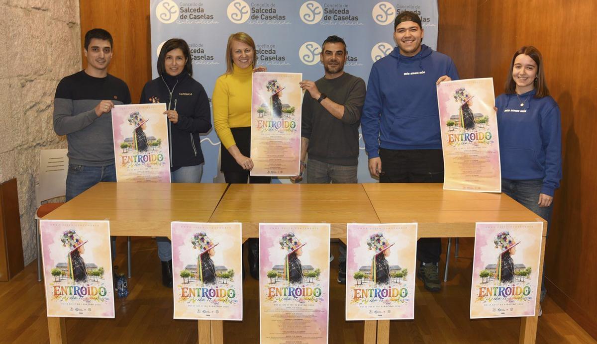 En el centro, la alcaldesa, Loli Castiñeira, y el concejal de Cultura, Álex Rodríguez; a la izquierda, representantes de A Feira, y a la derecha, representantes de Castro Barreiro. |  D.P.