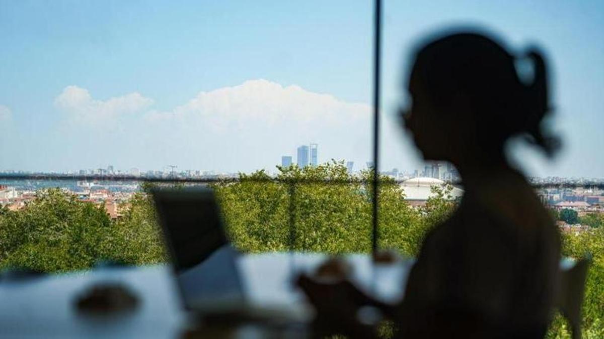 La Comunidad de Madrid ha abierto el plazo de inscripción para participar en DataMad 2026, una competición tecnológica que busca impulsar el uso del catálogo regional de datos abiertos en el ámbito universitario. El evento se desarrollará entre el 5 y el 26 de noviembre y permitirá a los participantes diseñar soluciones basadas en información pública de la Administración autonómica.  La iniciativa está promovida por la Consejería de Digitalización, en colaboración con la Universidad Complutense de Madrid (UCM), la Universidad Rey Juan Carlos (URJC) y la asociación Gaia-X España, especializada en el desarrollo de entornos seguros para el intercambio de datos.  El datathon está dirigido a estudiantes, profesionales y aficionados relacionados con la analítica, la estadística y la tecnología, que podrán competir de forma individual o en equipos. Los participantes deberán resolver desafíos reales mediante el análisis de grandes volúmenes de información procedente del Portal de Datos Abiertos de la Comunidad de Madrid, combinándola, si lo consideran necesario, con otras fuentes nacionales e internacionales.  Las inscripciones permanecerán abiertas hasta el 5 de noviembre y pueden formalizarse a través de la página web de la Universidad Rey Juan Carlos, donde también está disponible toda la información sobre la competición.  Proyectos con impacto social, económico o medioambiental  Durante el desarrollo de DataMad 2026, los participantes asistirán a sesiones de formación y trabajarán en la elaboración de un proyecto, estudio, aplicación o servicio con potencial para generar impacto económico, social o medioambiental. Para ello podrán aplicar conocimientos de matemáticas, estadística y analítica, además de utilizar herramientas avanzadas como la Inteligencia Artificial.  La competición concluirá el 26 de noviembre con la presentación de las propuestas ante un jurado integrado por especialistas en tecnología, ciencia de datos, organización de empresas y software libre.  Las iniciativas serán evaluadas en función del uso que hagan de la información pública de la Comunidad de Madrid, la viabilidad de la propuesta y su desarrollo mediante sistemas de código abierto, que permiten su utilización por cualquier ciudadano.  Los proyectos ganadores recibirán un premio económico y, en el caso de los estudiantes universitarios, créditos de libre elección.