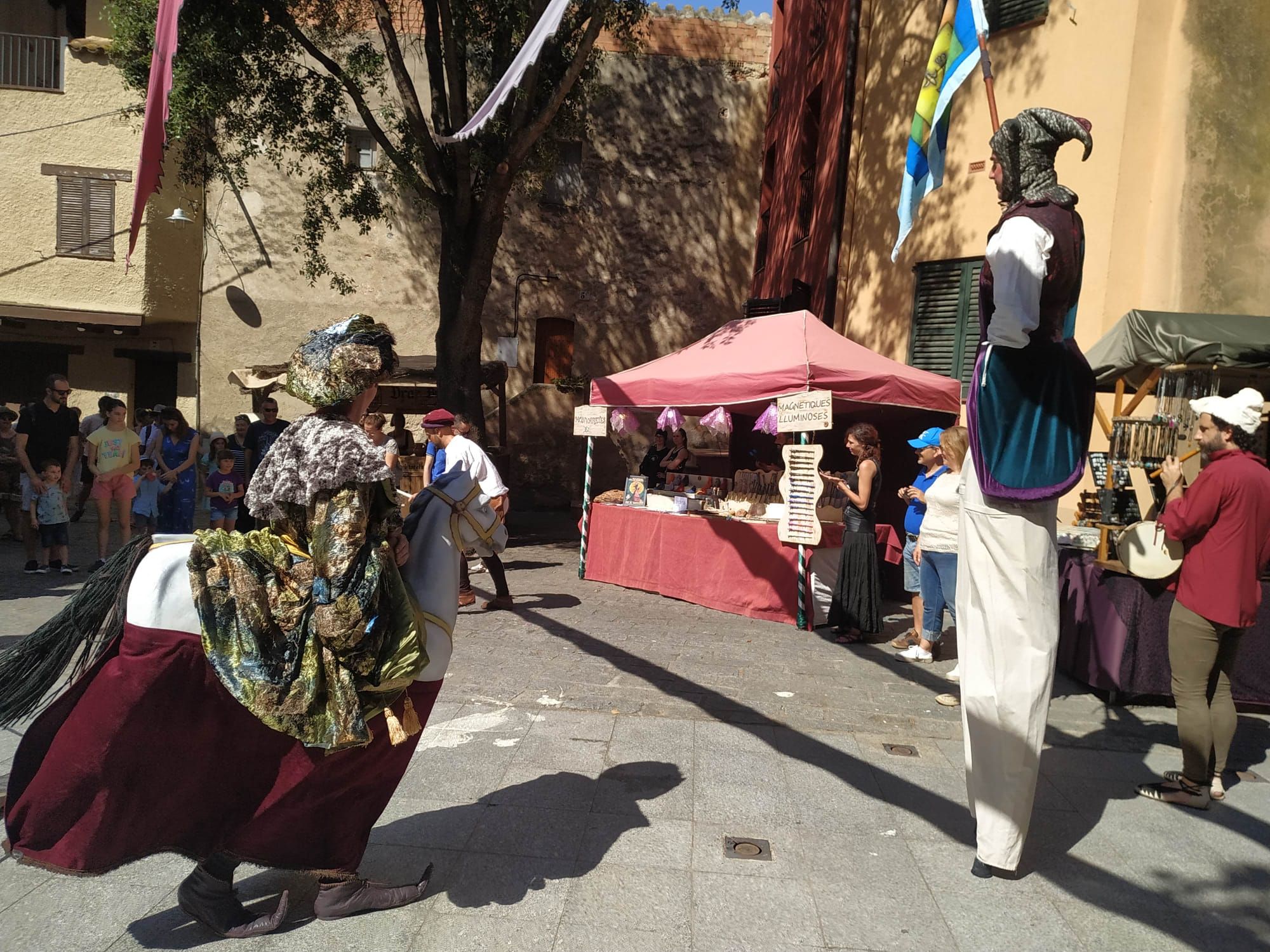 Na Mercadera, la fira medieval Peralada, omple el poble de visitants