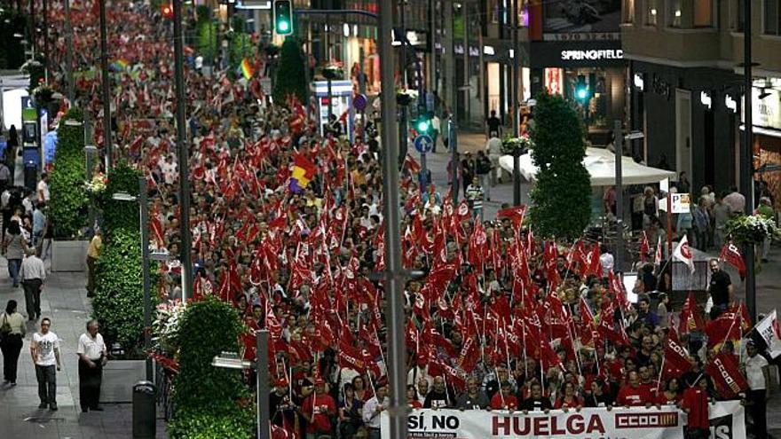 Aspecto que ofrecía la manifestación de Alicante a su paso por la avenida de Maisonnave. La protesta se prolongó durante dos horas.