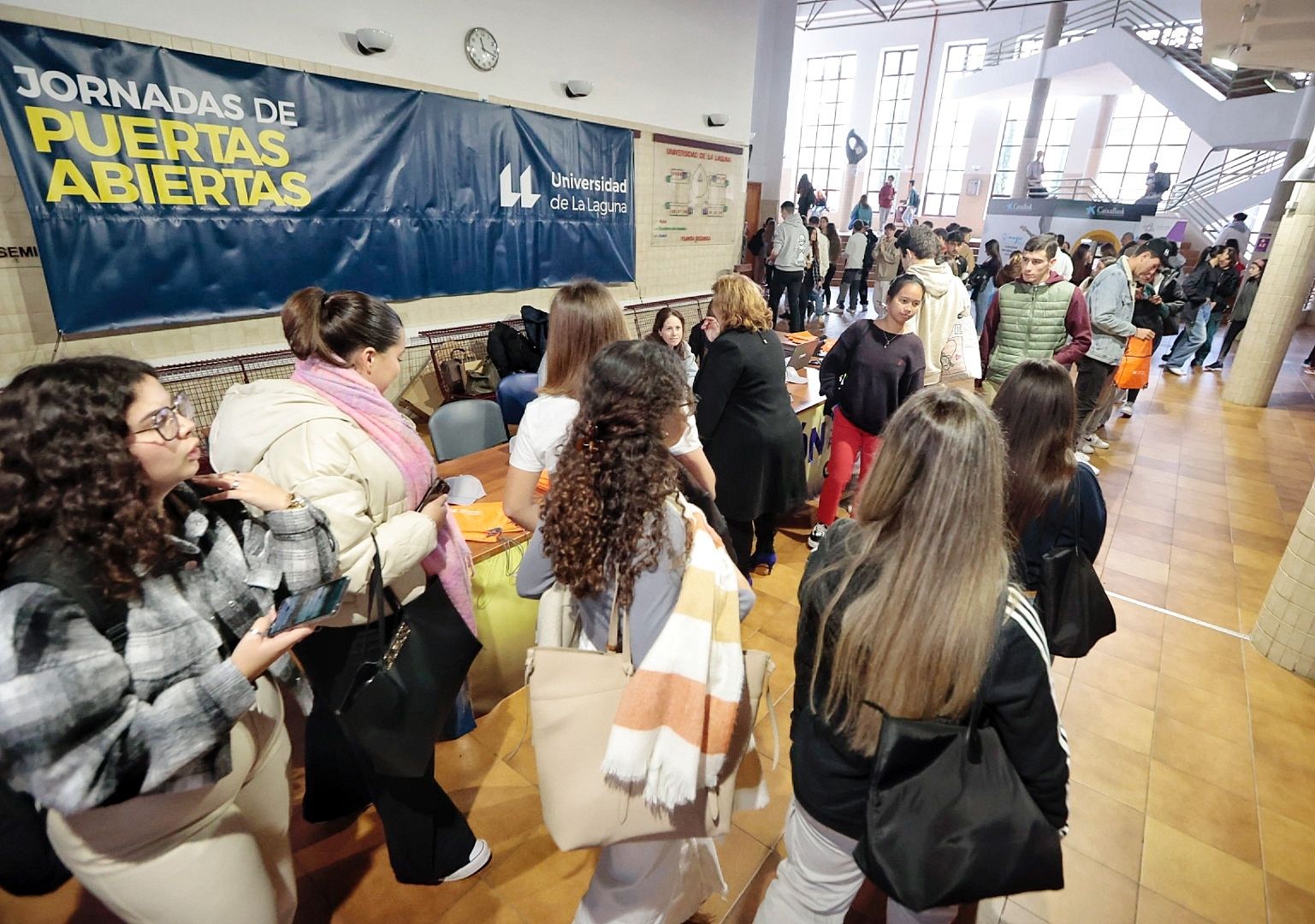 Decenas de alumnos en el Aulario General del Campus Guajara