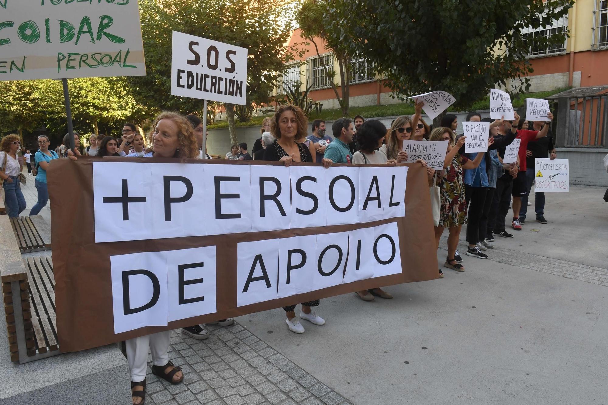 Protesta en el instituto de Zalaeta para exigir más personal de apoyo en el centro