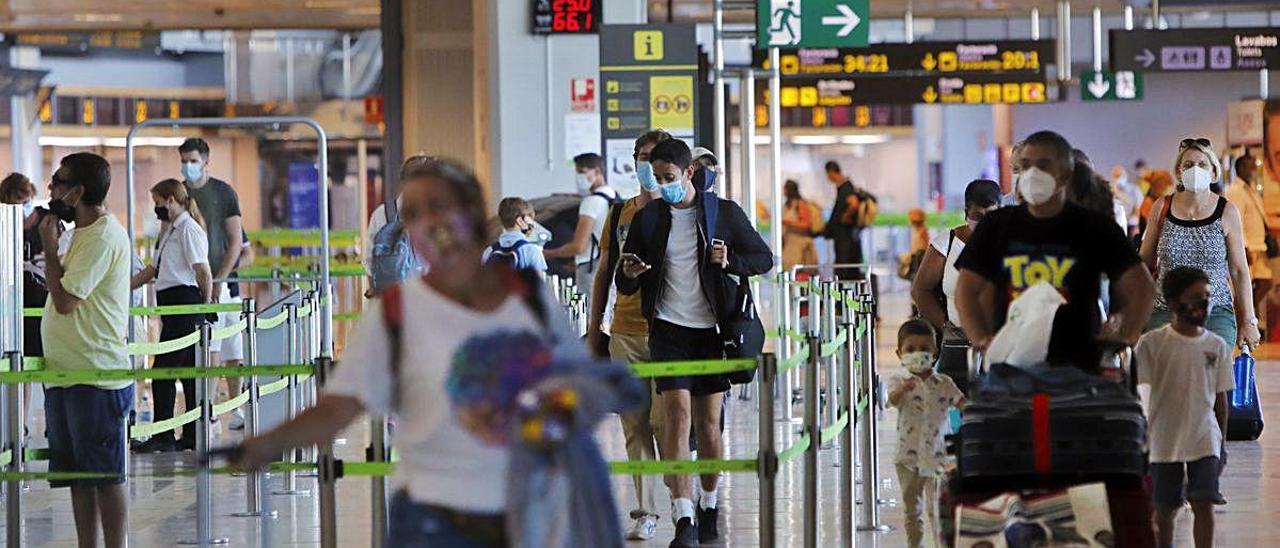 Actividad en el aeropuerto de València durante este verano insólito.