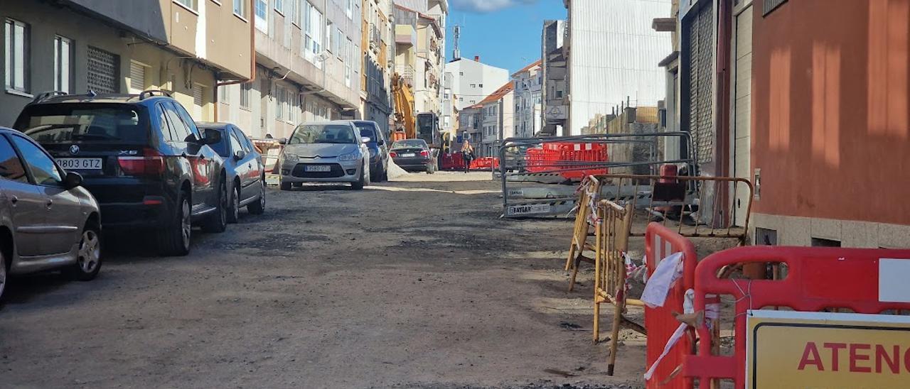 La calle Alexandre Bóveda, “patas arriba” a causa de las obras de humanización.