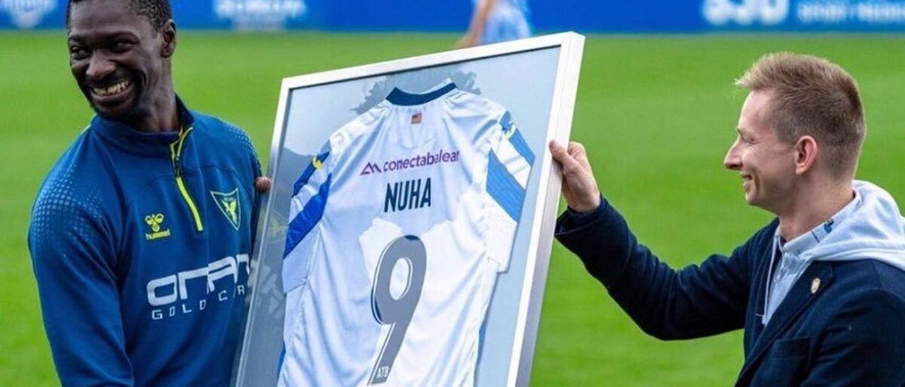 Nuha fue homenajeado por el Atlético Baleares durante la primera vuelta del campeonato, cuando jugaba en el UCAM Murcia.