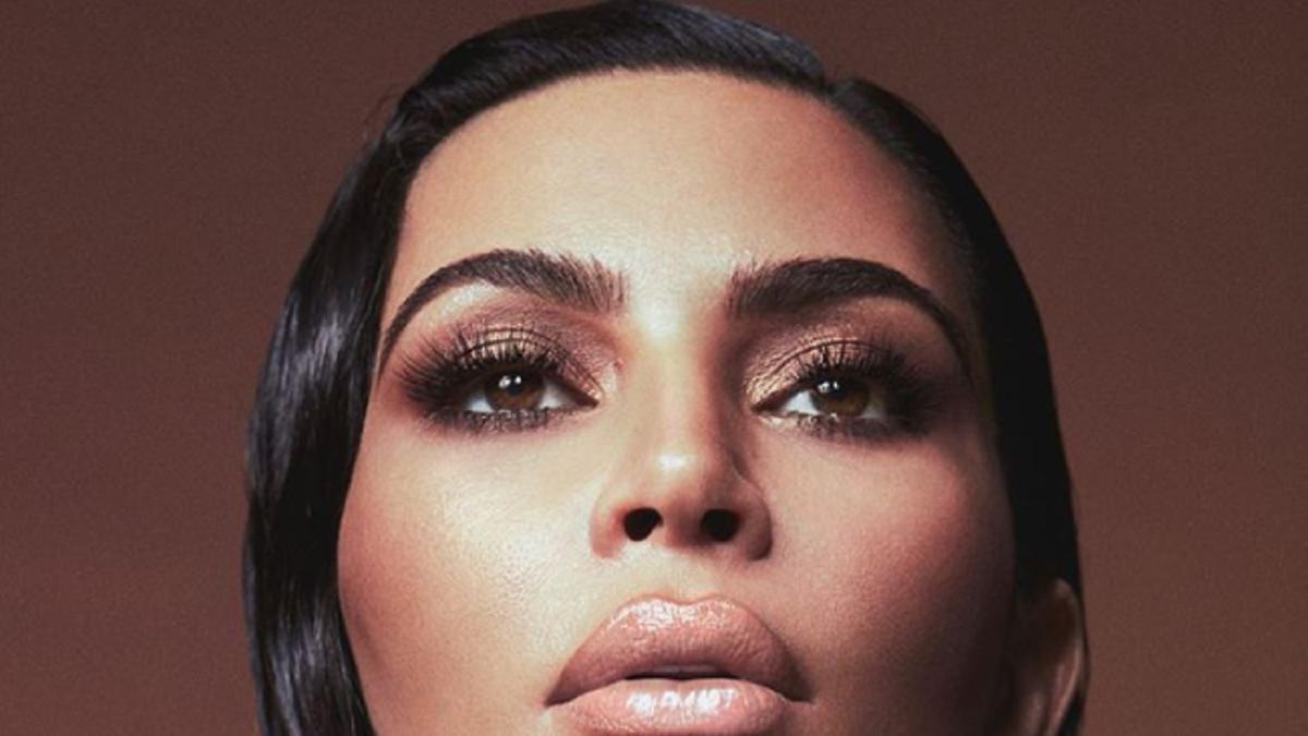 Así es el paso a paso del maquillaje de ojos ahumados favorito de Kim Kardashian