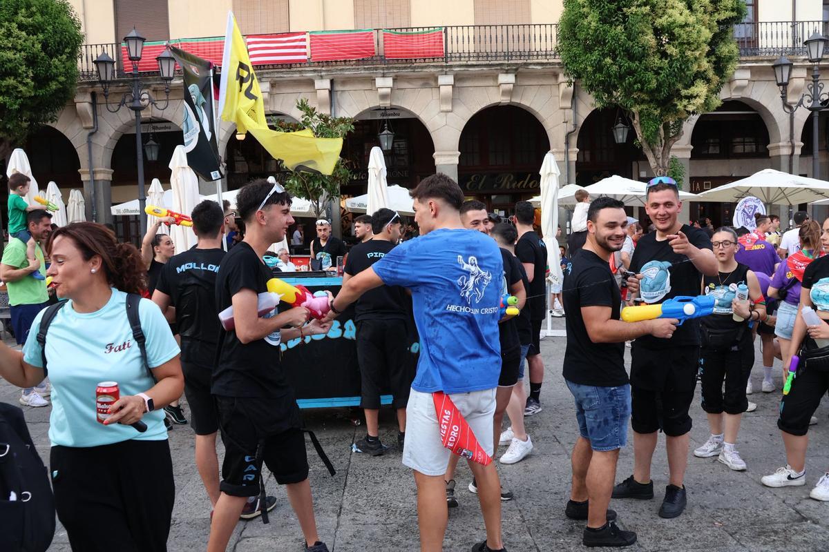 Las peñas calienta motores para la hoguera de San Juan