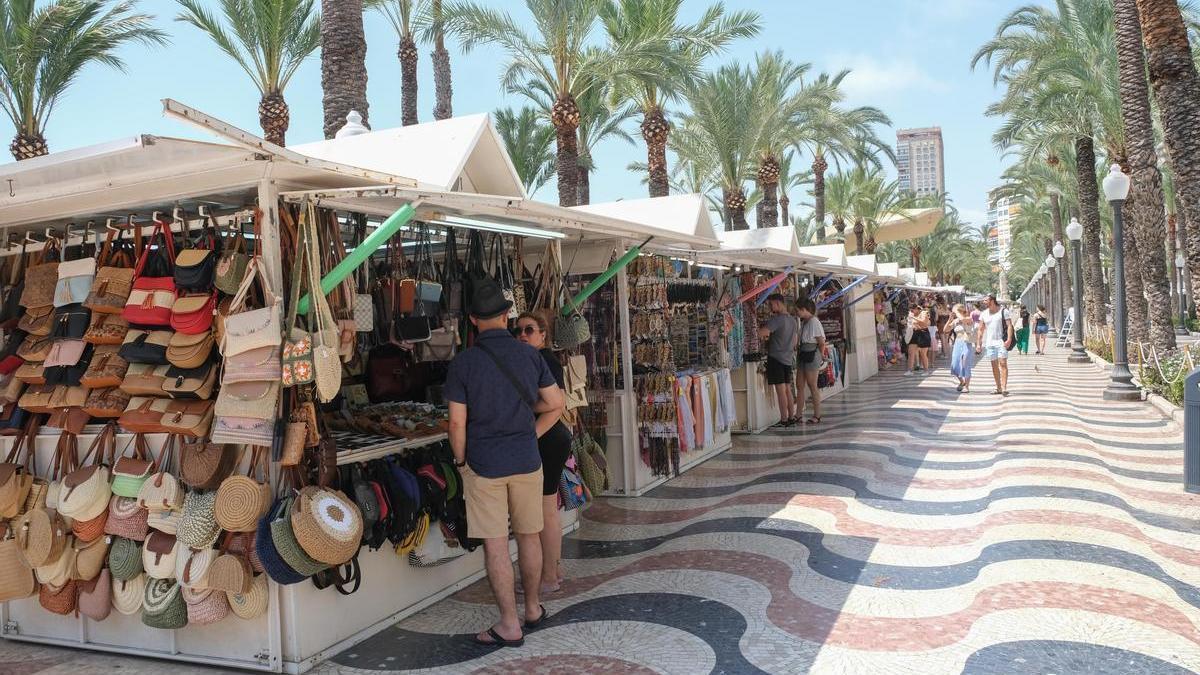 Los puestos del mercadillo, en una imagen durante este verano, cuando se anunció la supresión del mercadillo