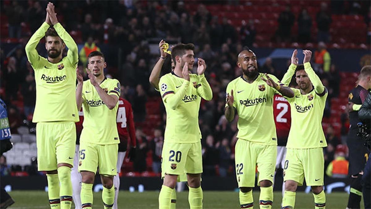 Los jugadores del FC Barcelona, satisfechos tras vencer en Old Trafford