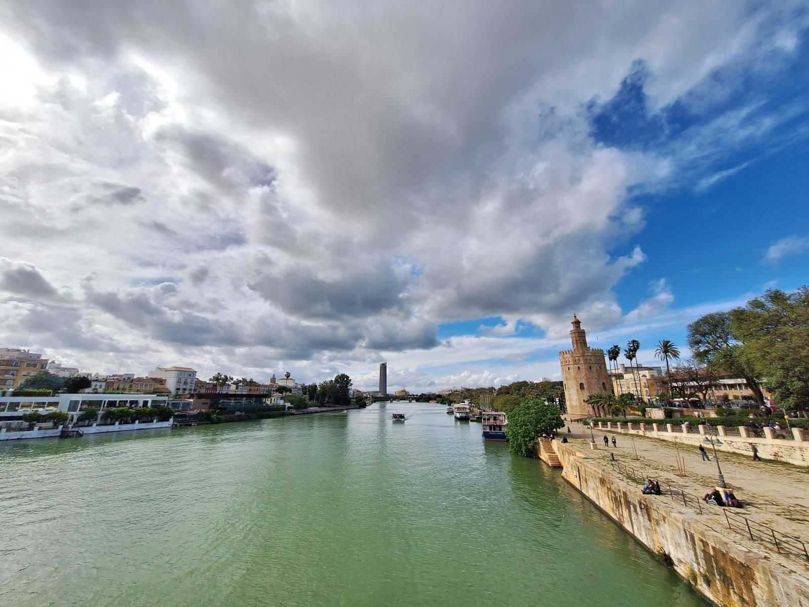 Panorámica del río Guadalquivir a su paso por Sevilla