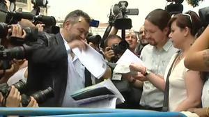 Un ou llançat per taxistes va a parar a Pablo Iglesias