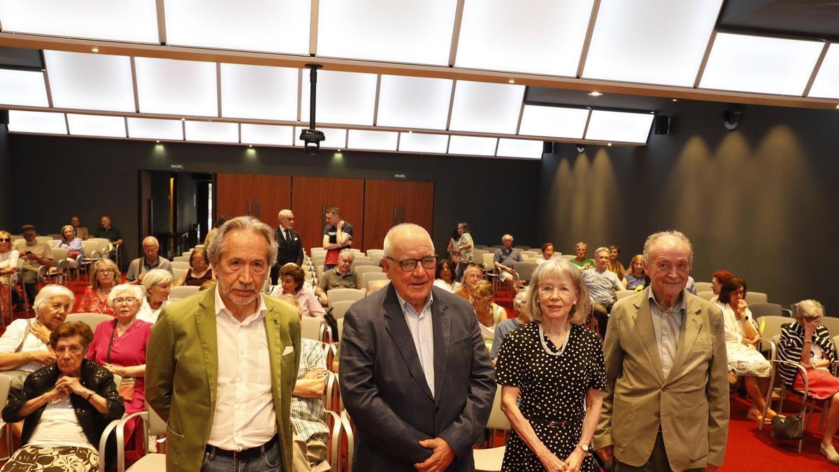 De izquierda a derecha, Ricardo Labra, Rafael Jiménez Asensio, Ana Cristina Tolivar y Leopoldo Tolivar, en el Club LA NUEVA ESPAÑA