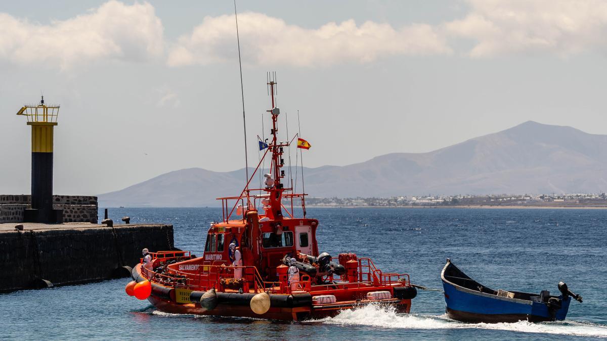 Salvamento Marítimo rescata una embarcación en aguas próximas a Canarias.