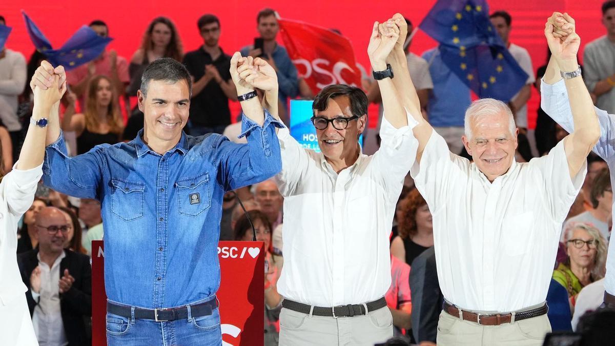 Pedro Sánchez, Salvador Illa y Josep Borrell, en el mitin central de la campaña de las europeas en L'Hospitalet de Llobregat