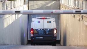 MADRID, 30/01/2023.- Un furgón policial entra en el garaje de la Audiencia Nacional este lunes en Madrid donde comparece Yassine Kanjaa, el presunto autor de los ataques a dos iglesias de Algeciras (Cádiz), en los que murió el sacristán Diego Valencia y resultaron heridas otras cuatro personas. EFE/ Borja Sánchez Trillo