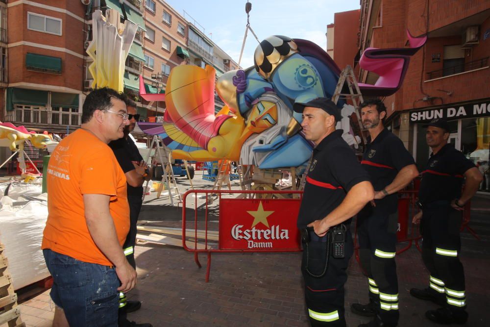 Los bomberos visitan las Hogueras