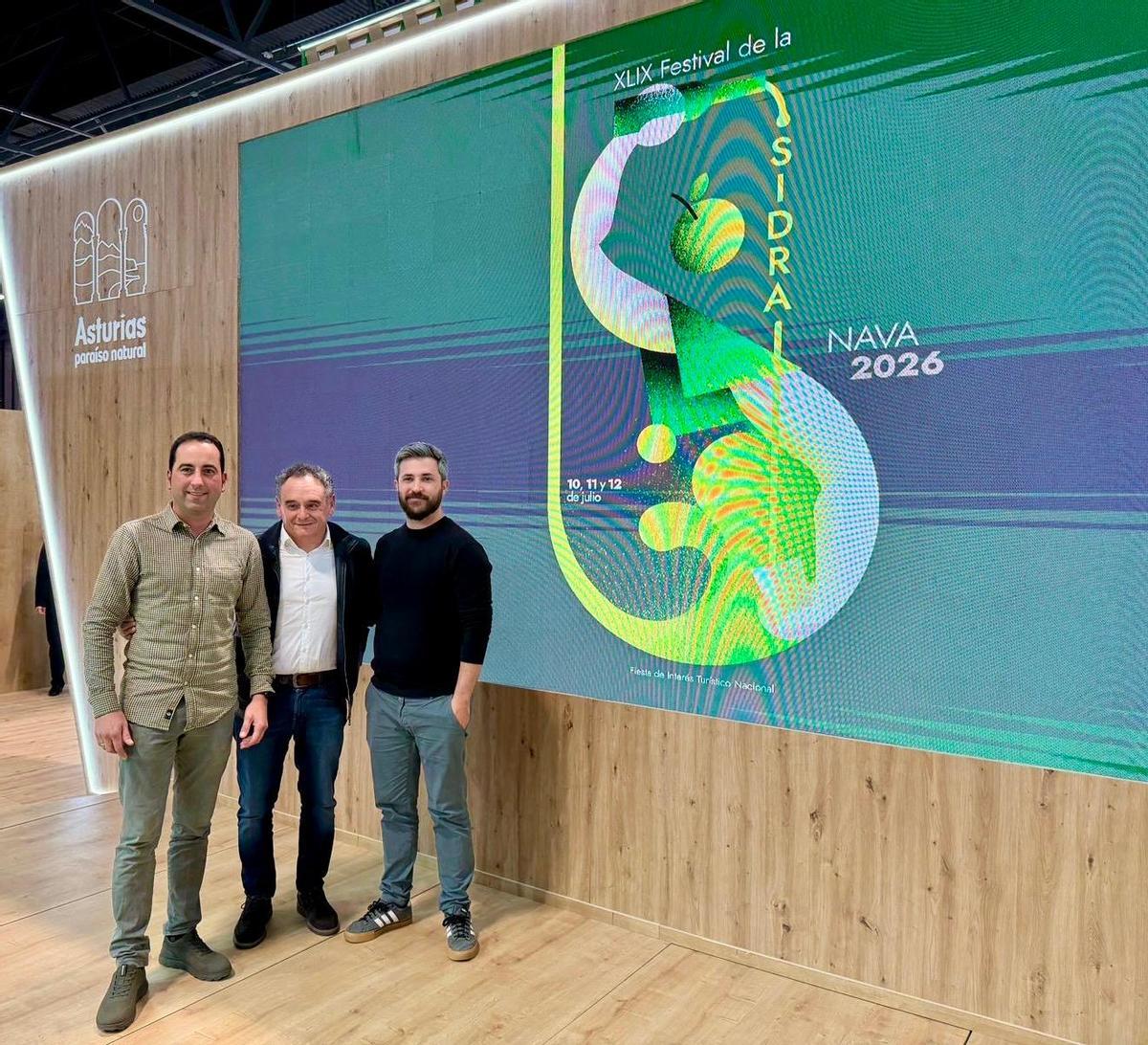 Por la izquierda, Jairo Palacios, Juan Cañal (alcalde de Nava) y Borja Tur, con el cartel.