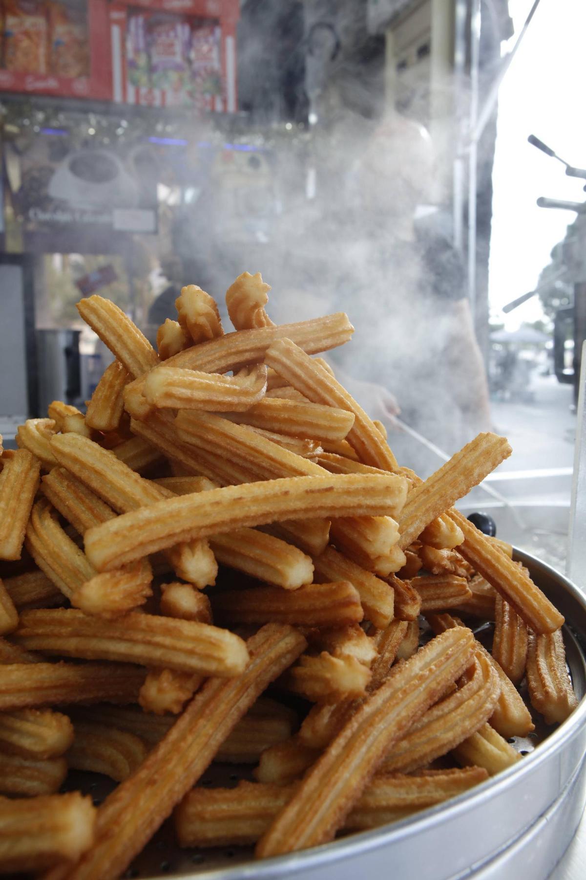 Ein Berg  Churros,  bereit für  die heiße  Schokolade.