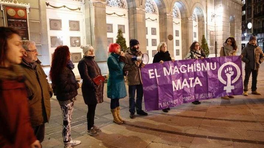 Participantes en la concentración celebrada ayer en Oviedo.