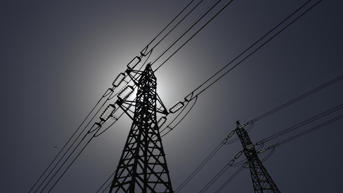 La electricidad sube este martes más de un 38% hasta los 261,15 euros por megavatio hora.