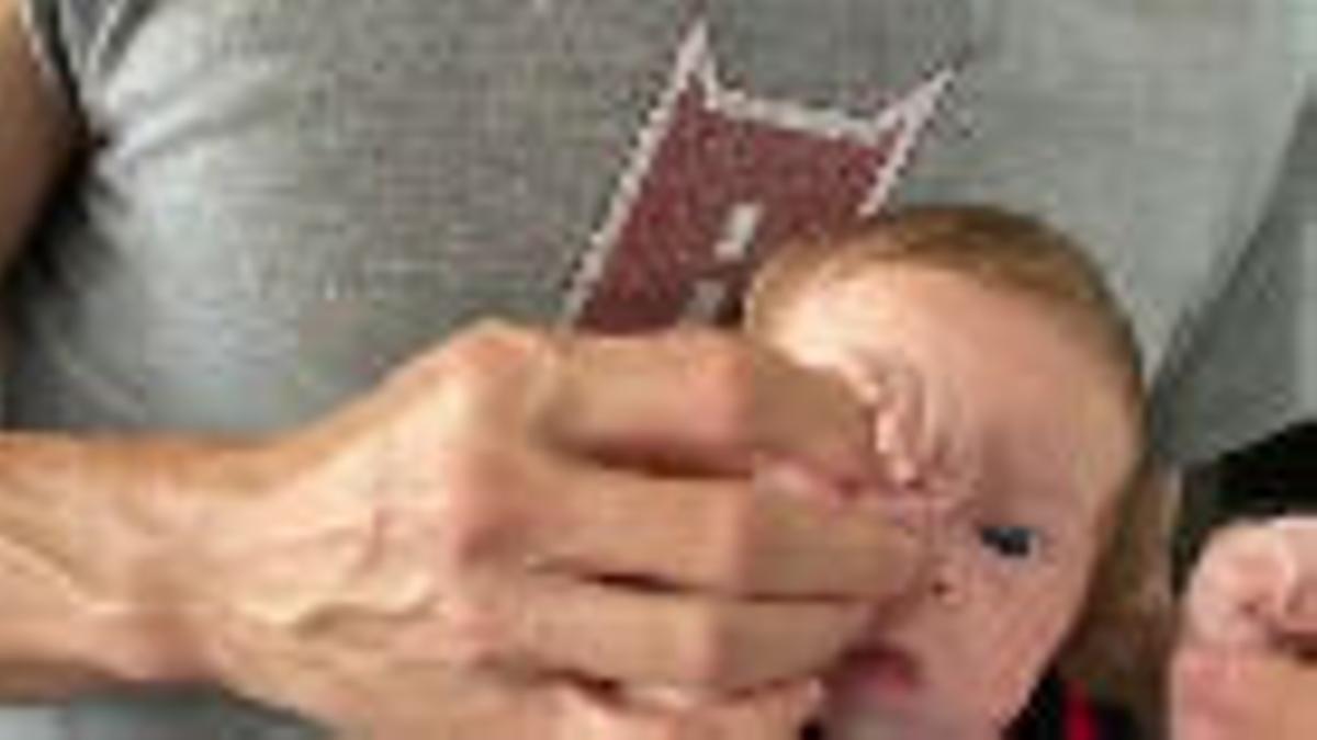 Enrique Iglesias pone a bailar a su hija de dos meses