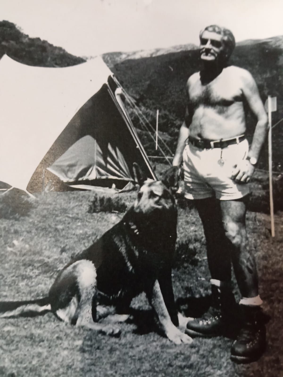 Arias, con el perro que le regaló la familia del niño mierense.