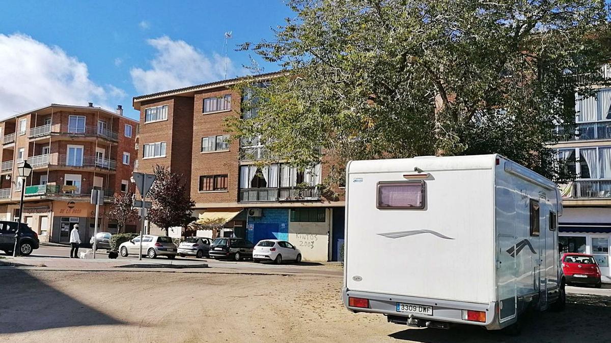 Autocaravana estacionada en un solar ubicado en la avenida Antona García de Toro. | M. J. C.