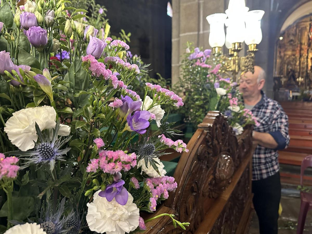 Detalle de la decoración floral del Cristo del Perdón de Luarca.