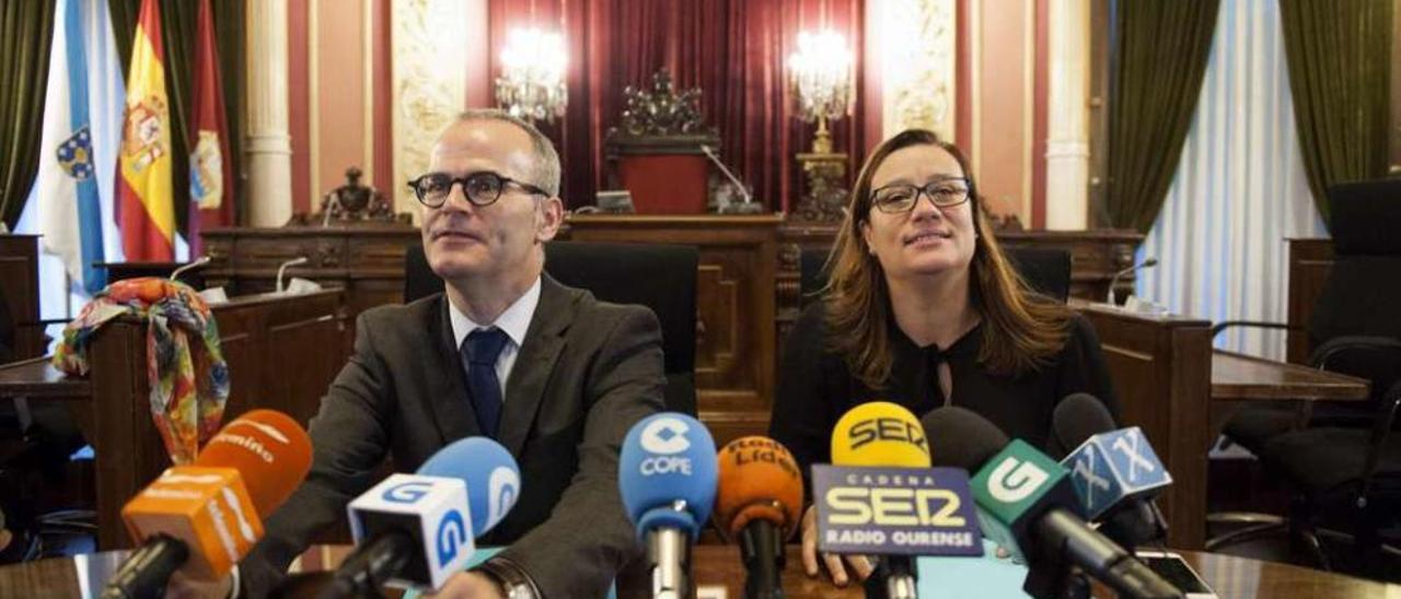 El alcalde, Jesús Vázquez, y la edil de Hacienda, Ana Fernández Morenza, durante la comparecencia para presentar la iniciativa. // Brais Lorenzo