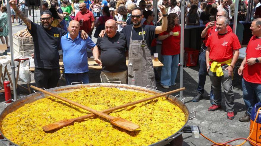 Paella xigante, música e sentir de barrio na Festa dos Porcos da Coruña