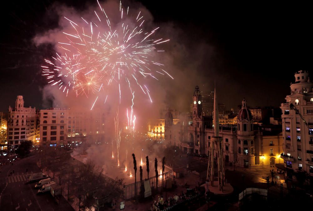 Así ha sido la 'cremà' de la falla municipal