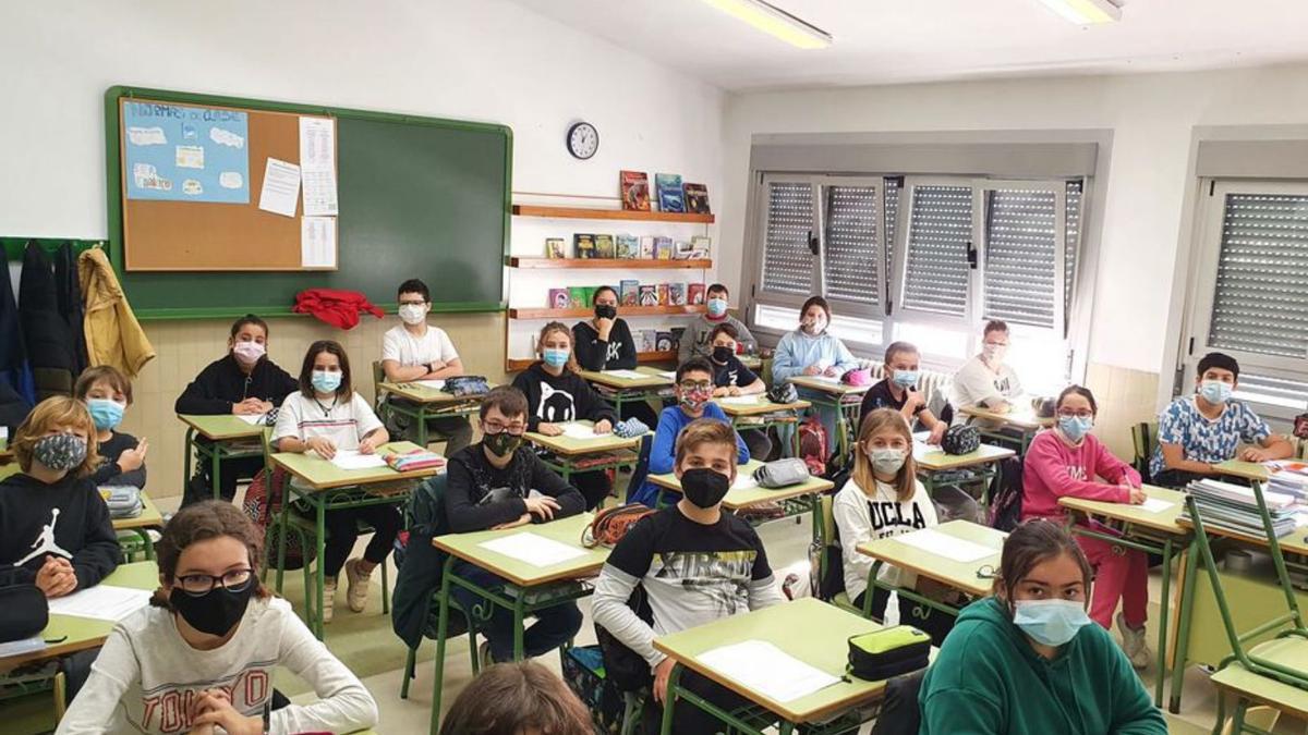 Alumnos de 6º de Primaria del colegio de Reibón, en Moaña, por la mañana en clase.  | // FDV