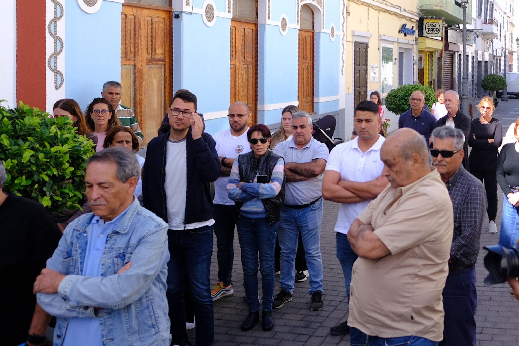 Minuto de silencio y último adiós a la mujer asesinada en La Aldea