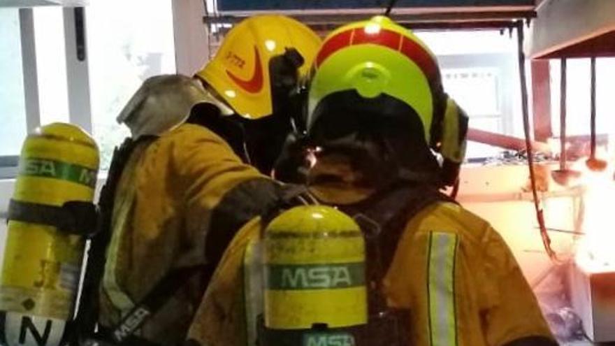 Los bomberos salvan la cena de las nuevas falleras mayores de Dénia