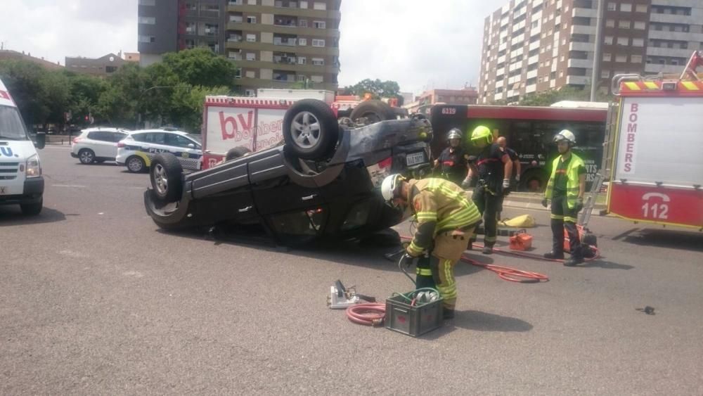 Dos heridos al chocar un coche y un autobús de la EMT en San Marcelino