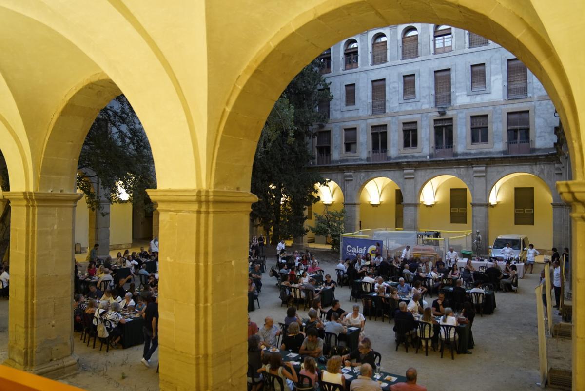 Aspecte del claustre del Museu del Barroc de Catalunya amb les taules plenes